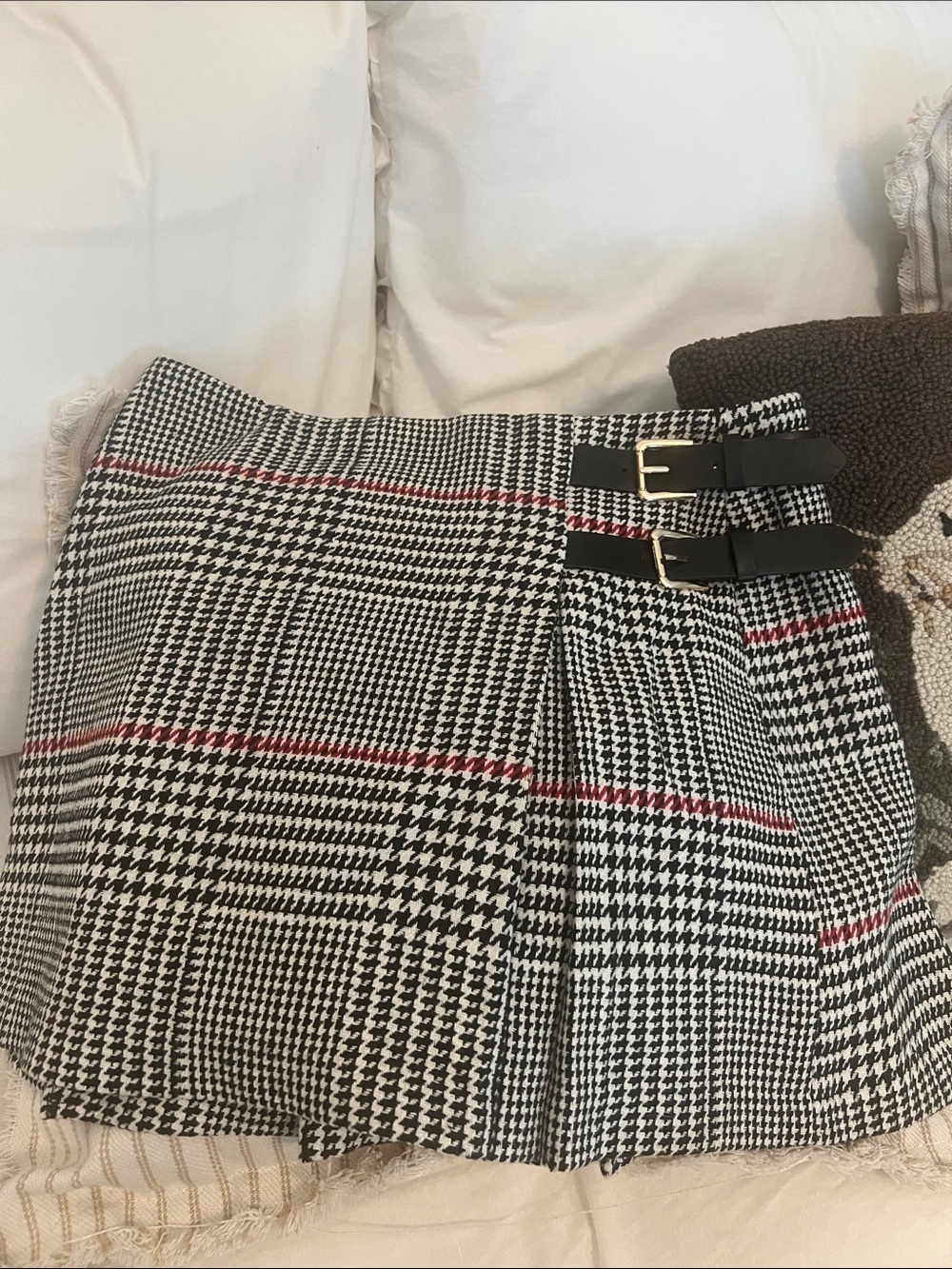 Commense Houndstooth Pleated Mini Skirt with Red Accent and Black Buckles